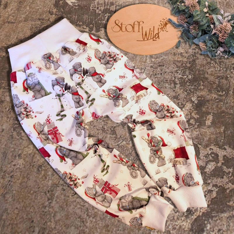 „Weiße Babyhose aus Jersey mit Weihnachtsbären-Motiv (Gr. 74/86), elastische Bündchen, stoffwindelfreundlich, handgefertigt.“