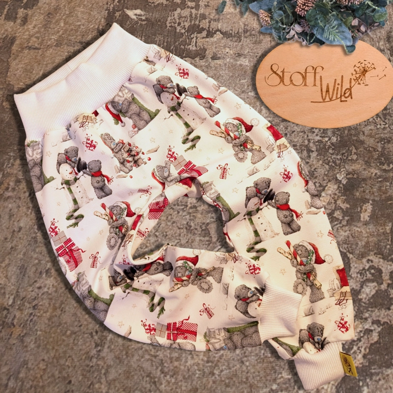 „Weiße Babyhose aus Jersey mit Weihnachtsbären-Motiv (Gr. 74/86), elastische Bündchen, stoffwindelfreundlich, handgefertigt.“