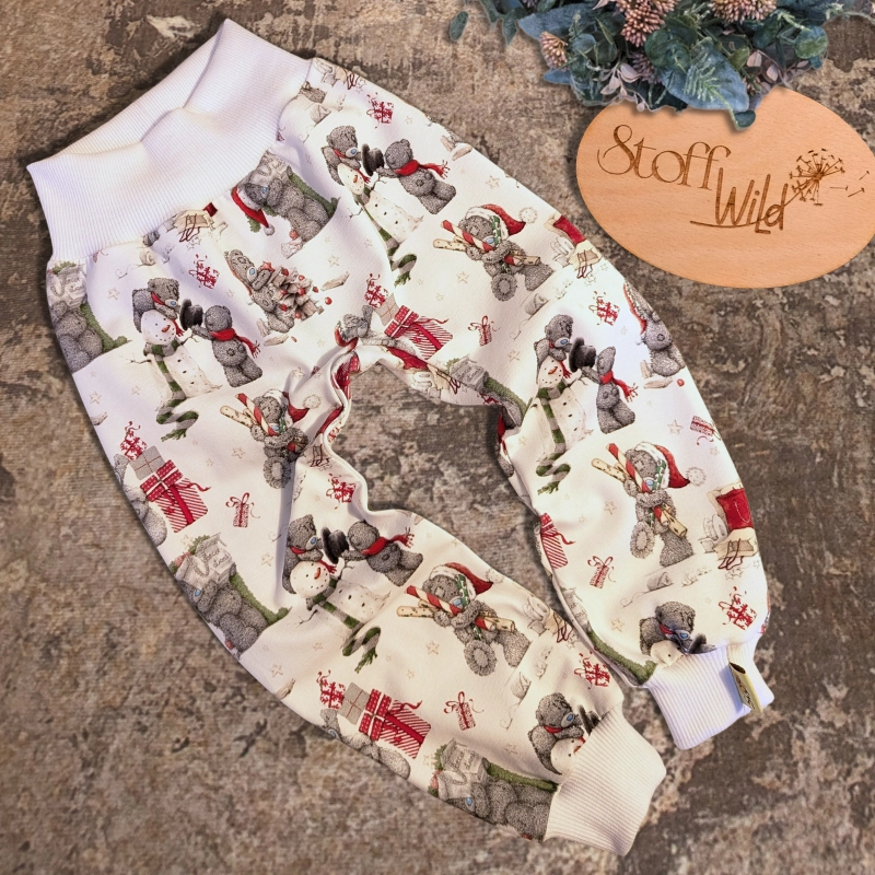 „Weiße Babyhose aus Jersey mit Weihnachtsbären-Motiv (Gr. 74/86), elastische Bündchen, stoffwindelfreundlich, handgefertigt.“