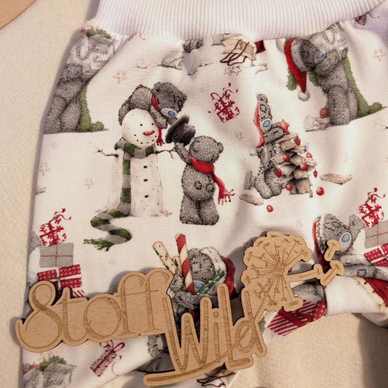 „Weiße Babyhose aus Jersey mit Weihnachtsbären-Motiv (Gr. 74/86), elastische Bündchen, stoffwindelfreundlich, handgefertigt.“