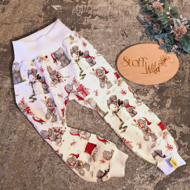 „Weiße Babyhose aus Jersey mit Weihnachtsbären-Motiv (Gr. 74/86), elastische Bündchen, stoffwindelfreundlich, handgefertigt.“