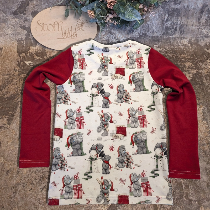 Weihnachtsbären-Shirt in Gr. 110/116 mit roten Ärmeln, weißer Jersey mit Weihnachtsbären-Motiv, festliches Langarm-Shirt für Kinder.