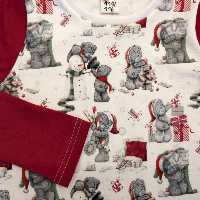 Weihnachtsbären-Shirt in Gr. 110/116 mit roten Ärmeln, weißer Jersey mit Weihnachtsbären-Motiv, festliches Langarm-Shirt für Kinder.