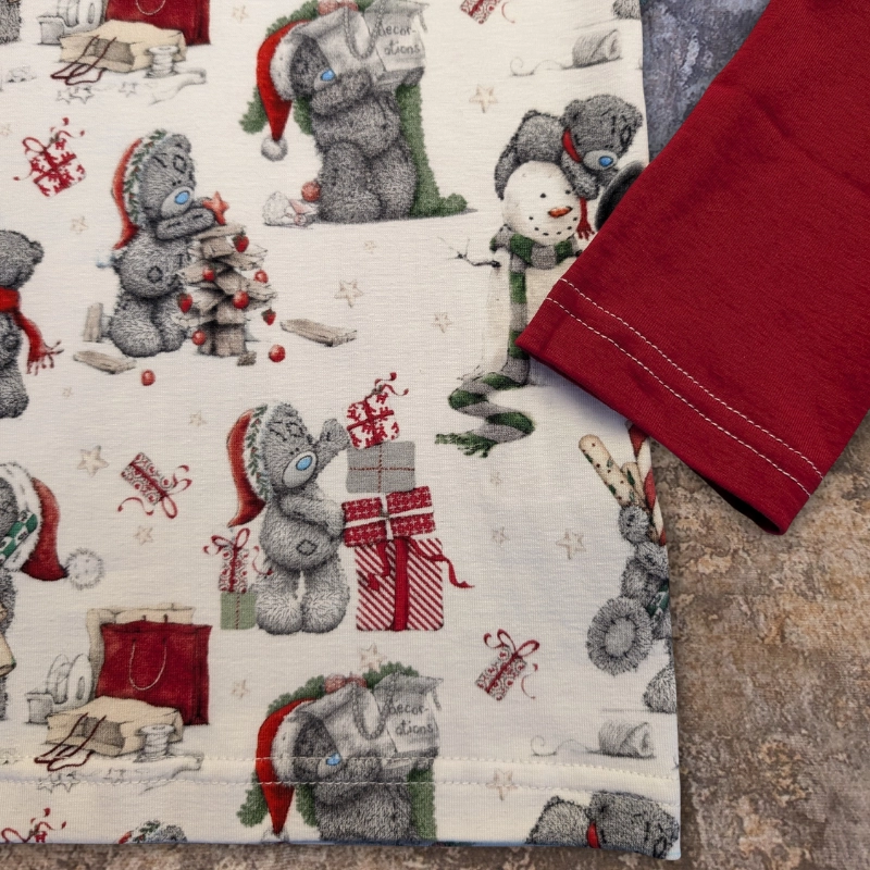 Weihnachtsbären-Shirt in Gr. 110/116 mit roten Ärmeln, weißer Jersey mit Weihnachtsbären-Motiv, festliches Langarm-Shirt für Kinder.