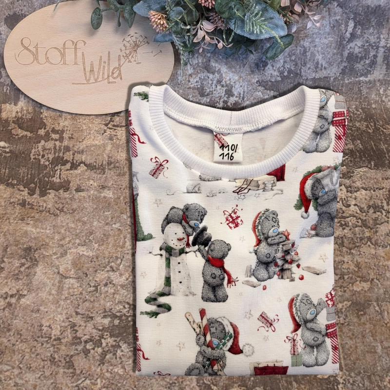 Weihnachtsbären-Shirt in Gr. 110/116 mit roten Ärmeln, weißer Jersey mit Weihnachtsbären-Motiv, festliches Langarm-Shirt für Kinder.