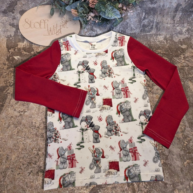 Weihnachtsbären-Shirt in Gr. 110/116 mit roten Ärmeln, weißer Jersey mit Weihnachtsbären-Motiv, festliches Langarm-Shirt für Kinder.
