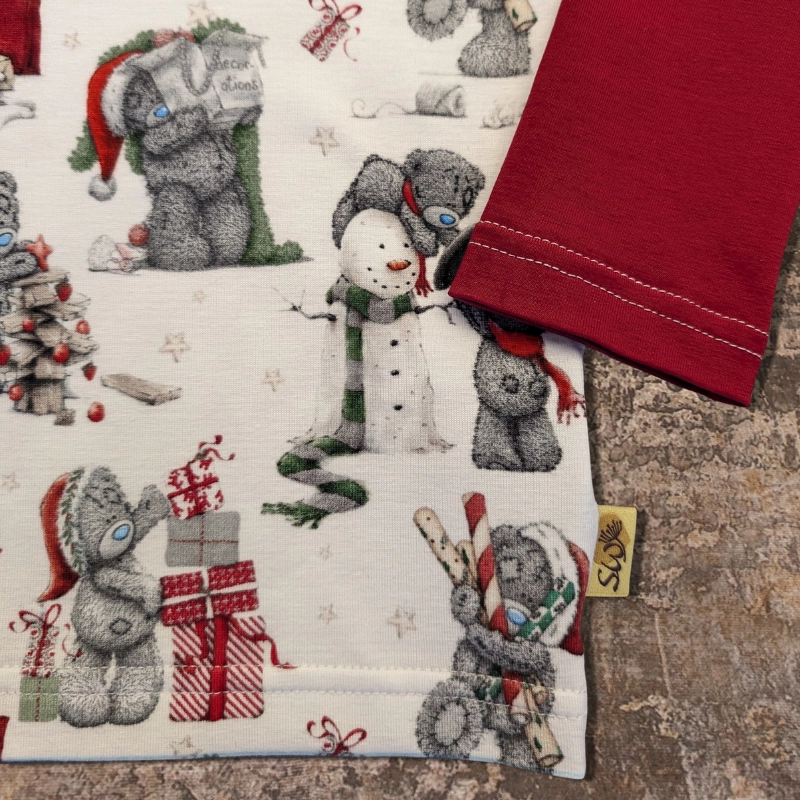 Weihnachtsbären-Shirt in Gr. 86 mit rotem Ärmel, weißer Jersey mit Bärenmotiv, festliches Kinder-Shirt für die Weihnachtszeit.