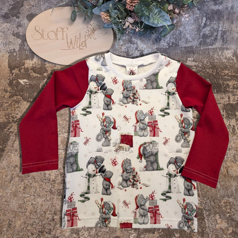 Weihnachtsbären-Shirt in Gr. 86 mit rotem Ärmel, weißer Jersey mit Bärenmotiv, festliches Kinder-Shirt für die Weihnachtszeit.