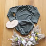 Individueller Baby-Body ‚Fabian‘ (Gr. 50–104) aus weichem Bio-Jersey, mit Druckknöpfen und Halsbündchen, personalisierbar mit Mustern oder Applikationen, handgefertigt in Österreich