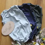 Individueller Baby-Body ‚Fabian‘ (Gr. 50–104) aus weichem Bio-Jersey, mit Druckknöpfen und Halsbündchen, personalisierbar mit Mustern oder Applikationen, handgefertigt in Österreich