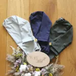 Individueller Baby-Body ‚Fabian‘ (Gr. 50–104) aus weichem Bio-Jersey, mit Druckknöpfen und Halsbündchen, personalisierbar mit Mustern oder Applikationen, handgefertigt in Österreich