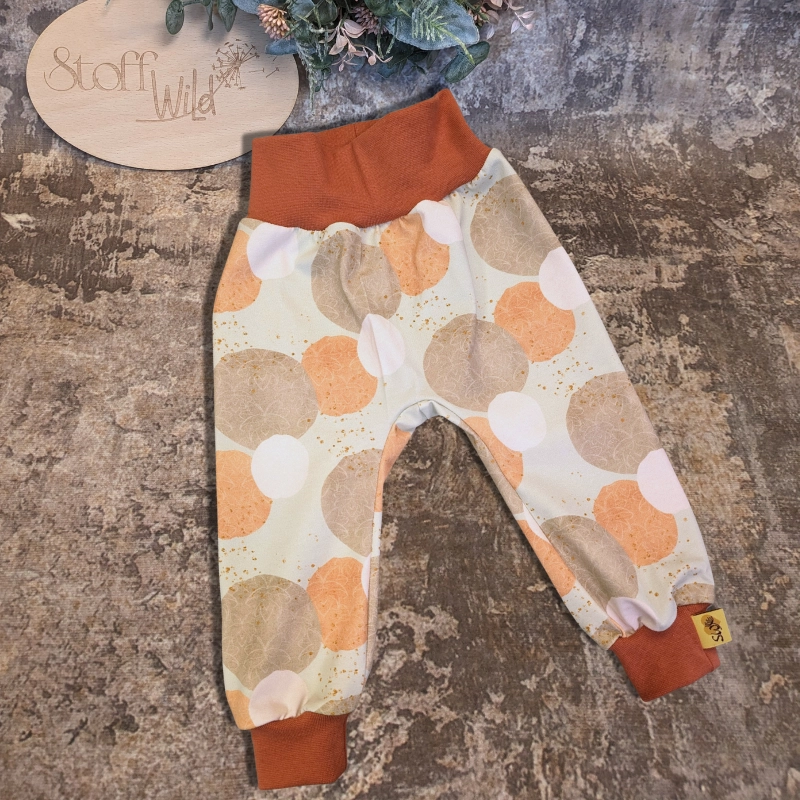 Baby-Set Gr. 68 mit Pumphose in großem Kreis-Muster mint-beige-orange-braun und Mütze mit Regenbogen-Applikation, rostfarbene Bündchen, stoffwindelfreundlich, handgefertigt