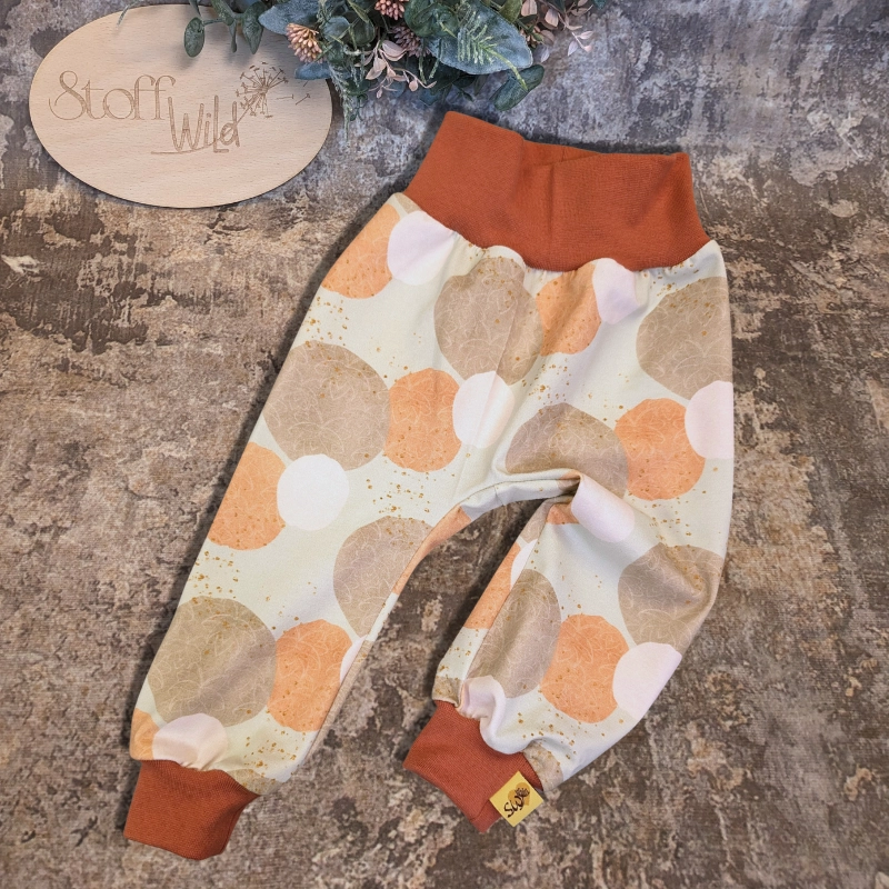 Baby-Set Gr. 68 mit Pumphose in großem Kreis-Muster mint-beige-orange-braun und Mütze mit Regenbogen-Applikation, rostfarbene Bündchen, stoffwindelfreundlich, handgefertigt