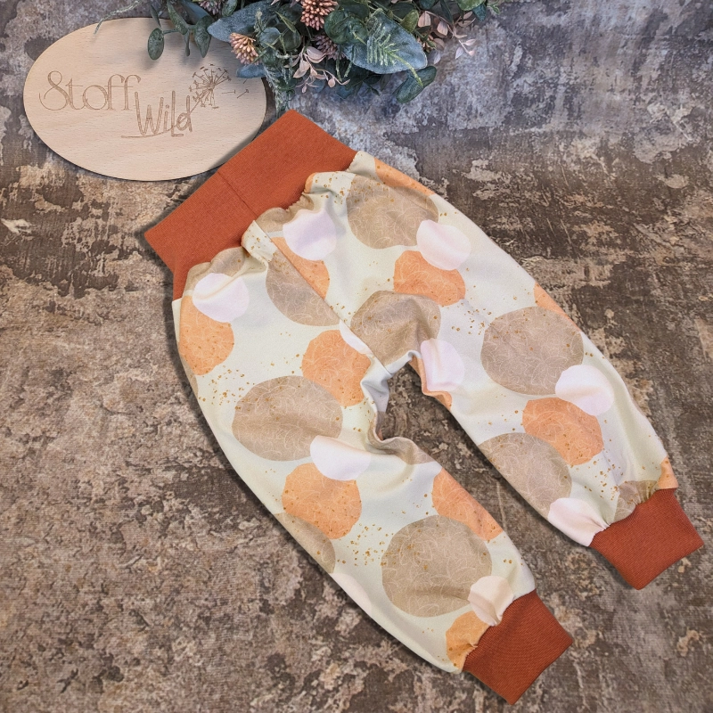 Baby-Set Gr. 68 mit Pumphose in großem Kreis-Muster mint-beige-orange-braun und Mütze mit Regenbogen-Applikation, rostfarbene Bündchen, stoffwindelfreundlich, handgefertigt