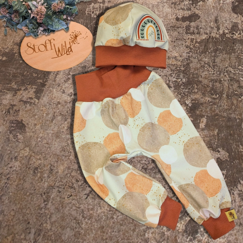 Baby-Set Gr. 68 mit Pumphose in großem Kreis-Muster mint-beige-orange-braun und Mütze mit Regenbogen-Applikation, rostfarbene Bündchen, stoffwindelfreundlich, handgefertigt