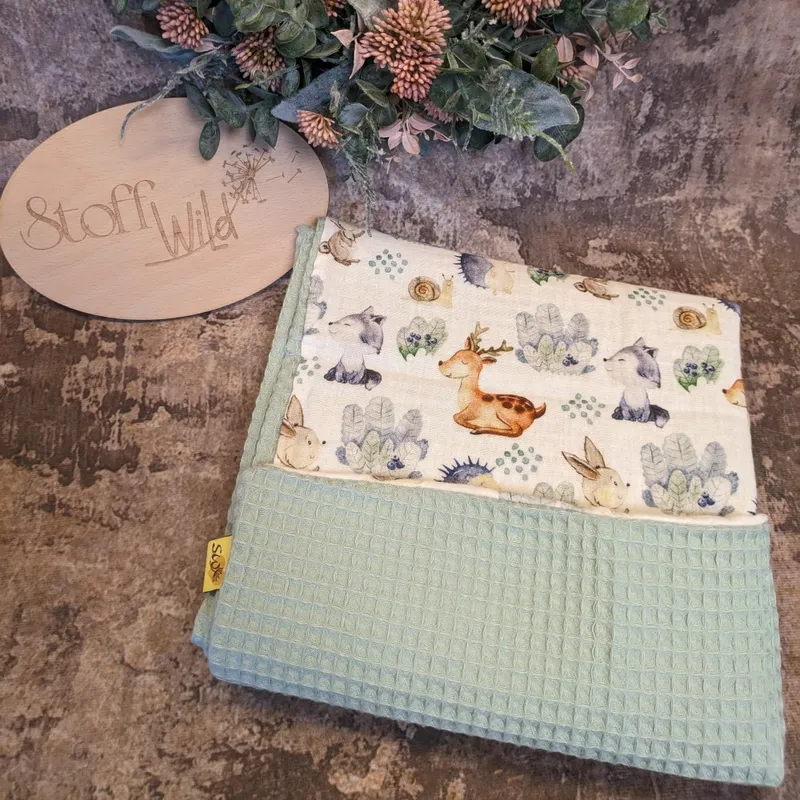 babydecke, kinderwagendecke, wickeldecke mit waldtieren in türkis