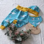 Individuelle Baby-Hose 'Baby-Diamond' (Gr. 50-92) aus weichem Bio-Jersey, Musselin oder French Terry, mit dehnbaren Bündchen an Bund und Beinen, stoffwindelfreundlich und nach deinen Wünschen gestaltbar – handgefertigt in Österreich