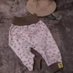 Individuelle Baby-Hose 'Baby-Diamond' (Gr. 50-92) aus weichem Bio-Jersey, Musselin oder French Terry, mit dehnbaren Bündchen an Bund und Beinen, stoffwindelfreundlich und nach deinen Wünschen gestaltbar – handgefertigt in Österreich