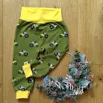 Individuelle Baby-Hose 'Baby-Diamond' (Gr. 50-92) aus weichem Bio-Jersey, Musselin oder French Terry, mit dehnbaren Bündchen an Bund und Beinen, stoffwindelfreundlich und nach deinen Wünschen gestaltbar – handgefertigt in Österreich