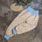Individuelle Baby-Hose 'Baby-Diamond' (Gr. 50-92) aus weichem Bio-Jersey, Musselin oder French Terry, mit dehnbaren Bündchen an Bund und Beinen, stoffwindelfreundlich und nach deinen Wünschen gestaltbar – handgefertigt in Österreich