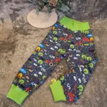 Individuelle Estrella-Hose (Gr. 86–140) aus weichem Bio-Jersey, Musselin oder French Terry, mit dehnbaren Bündchen an Bund und Beinen, stoffwindelfreundlich und nach deinen Wünschen gestaltbar – handgefertigt in Österreich