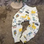 Individuelle Estrella-Hose (Gr. 86–140) aus weichem Bio-Jersey, Musselin oder French Terry, mit dehnbaren Bündchen an Bund und Beinen, stoffwindelfreundlich und nach deinen Wünschen gestaltbar – handgefertigt in Österreich