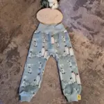 Individuelle Estrella-Hose (Gr. 86–140) aus weichem Bio-Jersey, Musselin oder French Terry, mit dehnbaren Bündchen an Bund und Beinen, stoffwindelfreundlich und nach deinen Wünschen gestaltbar – handgefertigt in Österreich