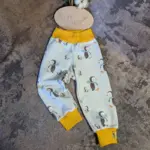 Individuelle Estrella-Hose (Gr. 86–140) aus weichem Bio-Jersey, Musselin oder French Terry, mit dehnbaren Bündchen an Bund und Beinen, stoffwindelfreundlich und nach deinen Wünschen gestaltbar – handgefertigt in Österreich