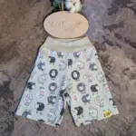 Individuelle Estrella-Hose (Gr. 86–140) aus weichem Bio-Jersey, Musselin oder French Terry, mit dehnbaren Bündchen an Bund und Beinen, stoffwindelfreundlich und nach deinen Wünschen gestaltbar – handgefertigt in Österreich