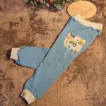 Individuelle Estrella-Hose (Gr. 86–140) aus weichem Bio-Jersey, Musselin oder French Terry, mit dehnbaren Bündchen an Bund und Beinen, stoffwindelfreundlich und nach deinen Wünschen gestaltbar – handgefertigt in Österreich