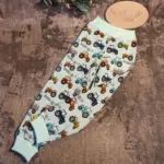 Individuelle Estrella-Hose (Gr. 86–140) aus weichem Bio-Jersey, Musselin oder French Terry, mit dehnbaren Bündchen an Bund und Beinen, stoffwindelfreundlich und nach deinen Wünschen gestaltbar – handgefertigt in Österreich