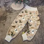 Individuelle Estrella-Hose (Gr. 86–140) aus weichem Bio-Jersey, Musselin oder French Terry, mit dehnbaren Bündchen an Bund und Beinen, stoffwindelfreundlich und nach deinen Wünschen gestaltbar – handgefertigt in Österreich