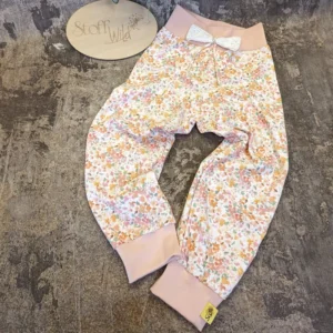 lange Hose Estrella mit weichem Bündchen an Bauch und Beinen in Gr. 98/104 in zarten Pfirsichtönen mit Blumenmuster
