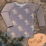 Individuelles Raglan-Shirt ‚Estrella‘ (Gr. 86–140) aus weichem Bio-Jersey oder French Terry, mit elastischen Bündchen an Hals und Ärmeln, personalisierbar mit Mustern oder Applikationen – handgefertigt in Österreich für maximalen Tragekomfort und einzigartigen Stil