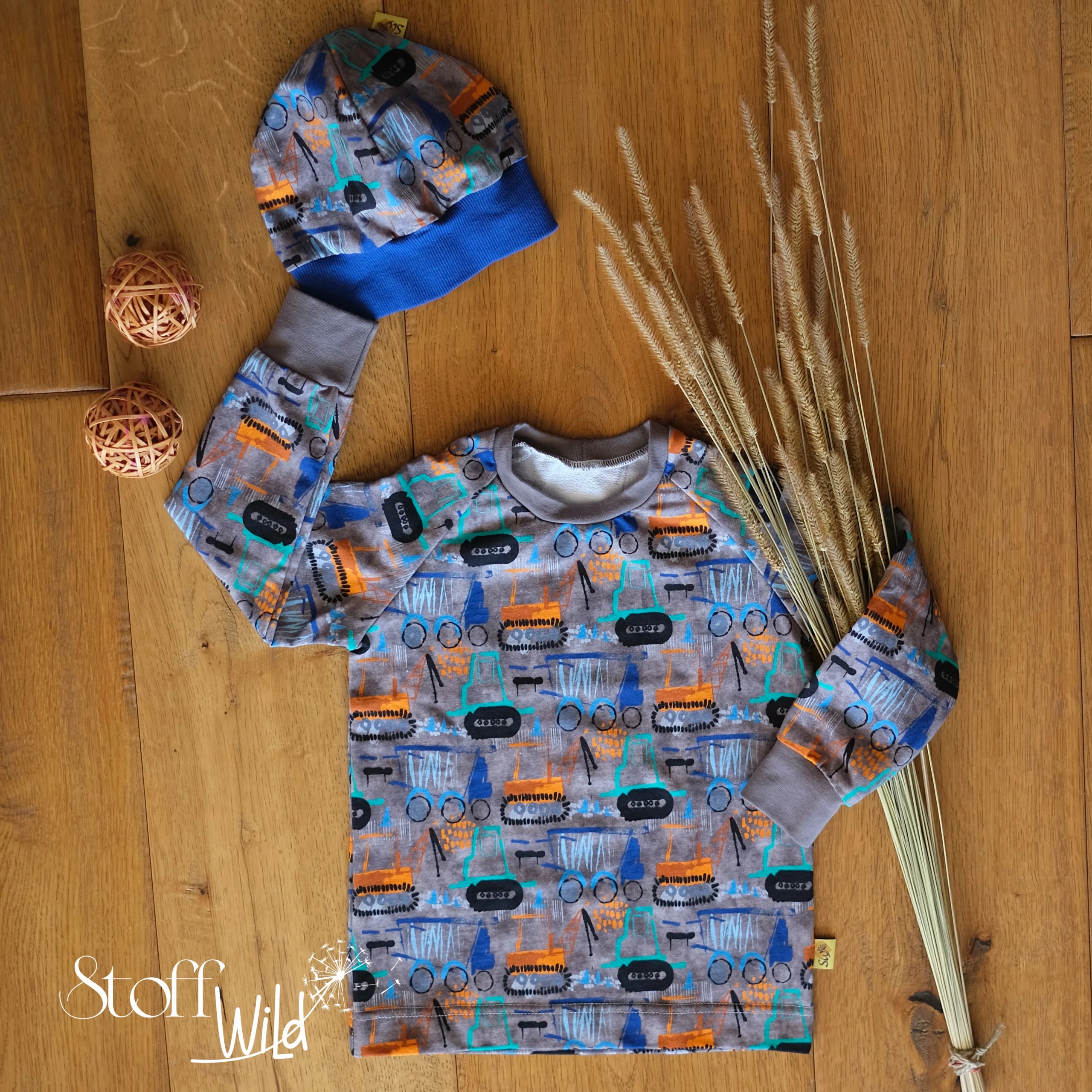 Raglan-Pulli aus Sommersweat mit Baumaschinen für Kinder mit passender Bündchenhaube