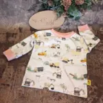 Individuelles Baby Diamond-Shirt Gr. 50–92 aus weichem Bio-Jersey, mit Bündchen an Hals und Ärmeln, personalisierbar mit Motiven oder Applikationen, handgefertigt in Österreich