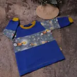 Individuelles Baby Diamond-Shirt Gr. 50–92 aus weichem Bio-Jersey, mit Bündchen an Hals und Ärmeln, personalisierbar mit Motiven oder Applikationen, handgefertigt in Österreich