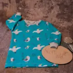 Individuelles Baby Diamond-Shirt Gr. 50–92 aus weichem Bio-Jersey, mit Bündchen an Hals und Ärmeln, personalisierbar mit Motiven oder Applikationen, handgefertigt in Österreich