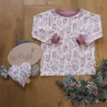 Individuelles Baby Diamond-Shirt Gr. 50–92 aus weichem Bio-Jersey, mit Bündchen an Hals und Ärmeln, personalisierbar mit Motiven oder Applikationen, handgefertigt in Österreich