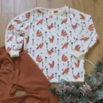 Individuelles Baby Diamond-Shirt Gr. 50–92 aus weichem Bio-Jersey, mit Bündchen an Hals und Ärmeln, personalisierbar mit Motiven oder Applikationen, handgefertigt in Österreich