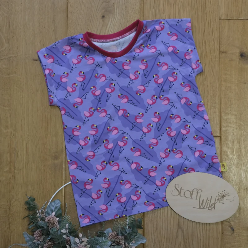 Sommershirt mit Flamingos und angeschnittenen Ärmeln