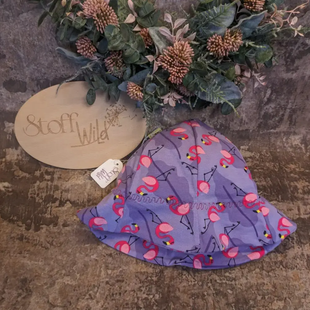 sonnenhut_M_flamingos-2-1024x1024.jpg Sommerhut mit Krempe "Flamingo" – Bild 1