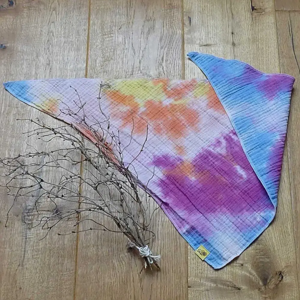 sw10024_musselintuch-bunt-einfachv1-1024x1024.jpg Musselin-Halstuch 53x53cm Batik – Bild 1