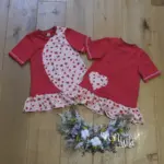 Individuelle Tunika ‚Moonie Girl‘ (Gr. 68–164) aus weichem Bio-Jersey oder Baumwollstoff, handgefertigt mit persönlichen Extras wie Applikationen oder Bügelbilder, perfekt für Mädchen, die Stil lieben