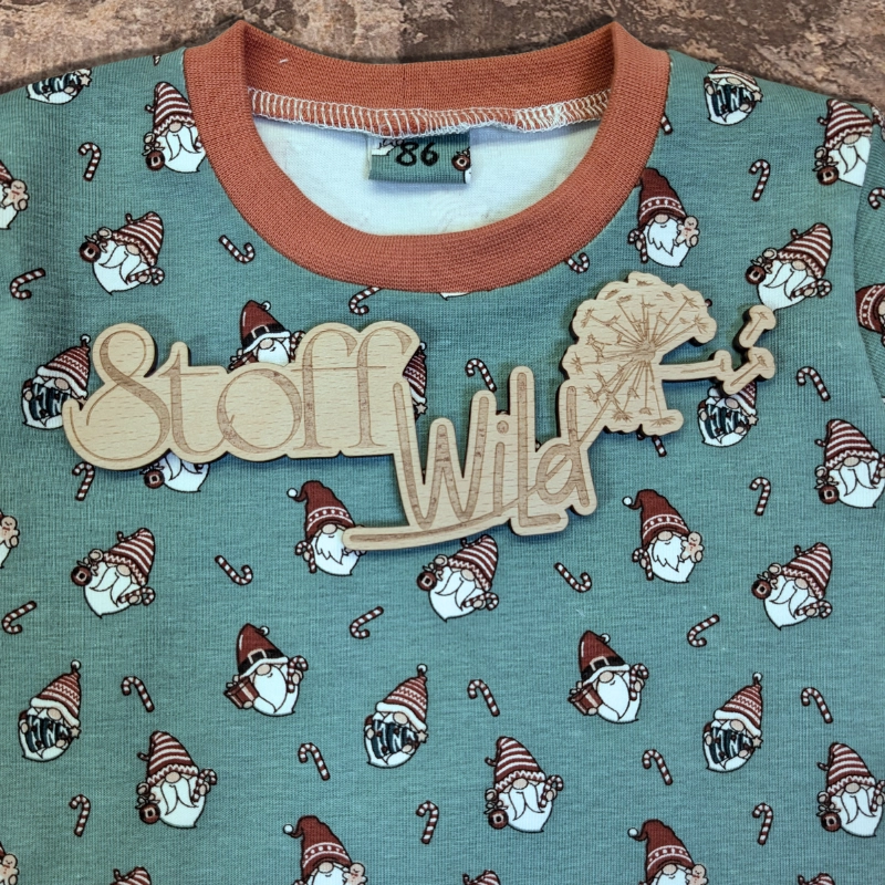 Wichtel Shirt Gr 86 mit Wichtel Köpfen in Rot-Weiß auf türkis mintgrünem Grund, rustfarbene Bündchen, handgefertigt aus weichem Stoff