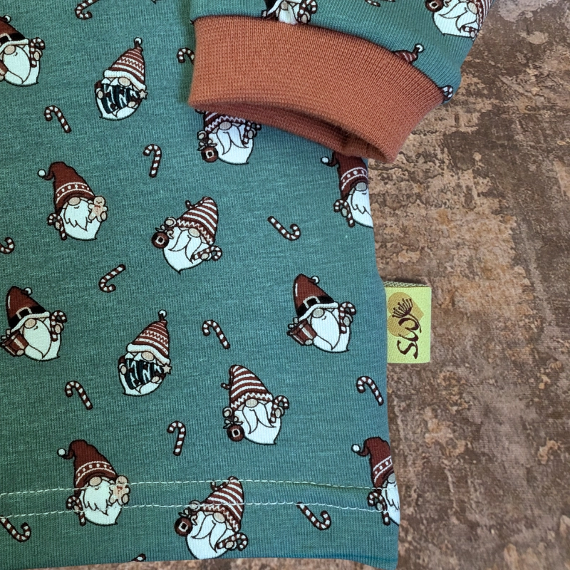 Wichtel Shirt Gr 86 mit Wichtel Köpfen in Rot-Weiß auf türkis mintgrünem Grund, rustfarbene Bündchen, handgefertigt aus weichem Stoff