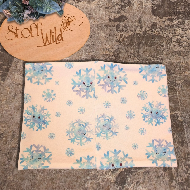 Beanie und Loop Set aus Bio Sweat mit lächelnden Schneeflocken, Beanie Gr M 51-55 cm, doppellagiger Loop mit rauchblauem Jersey innen, Höhe 18 cm, Kopfumfang 50-52 cm