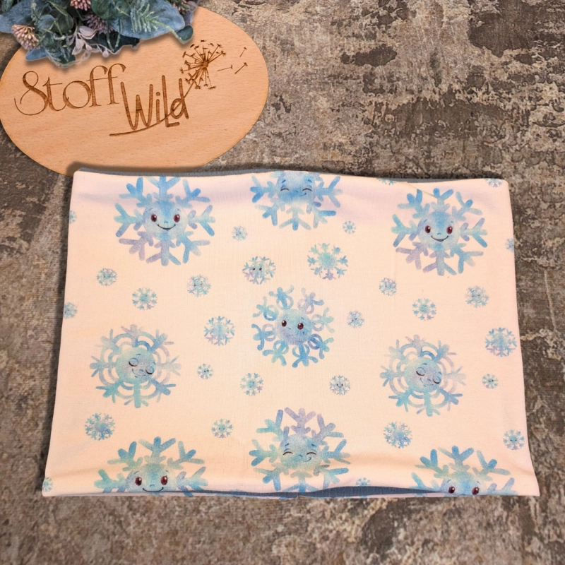 Beanie und Loop Set aus Bio Sweat mit lächelnden Schneeflocken, Beanie Gr M 51-55 cm, doppellagiger Loop mit rauchblauem Jersey innen, Höhe 18 cm, Kopfumfang 50-52 cm