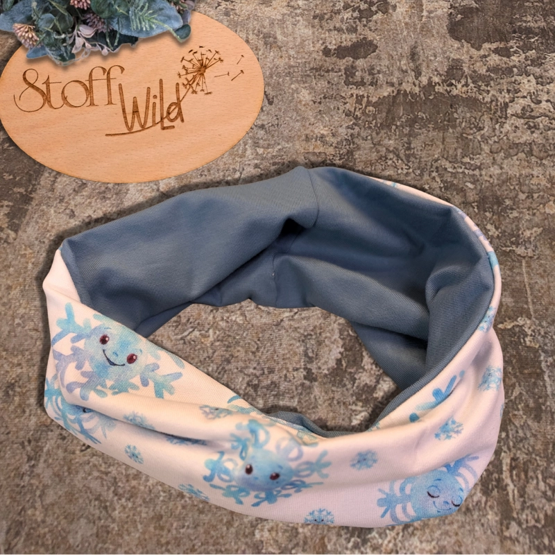 Beanie und Loop Set aus Bio Sweat mit lächelnden Schneeflocken, Beanie Gr M 51-55 cm, doppellagiger Loop mit rauchblauem Jersey innen, Höhe 18 cm, Kopfumfang 50-52 cm
