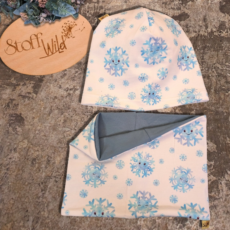 Beanie und Loop Set aus Bio Sweat mit lächelnden Schneeflocken, Beanie Gr M 51-55 cm, doppellagiger Loop mit rauchblauem Jersey innen, Höhe 18 cm, Kopfumfang 50-52 cm
